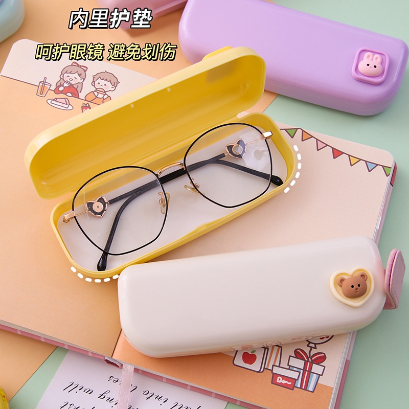 Hộp đựng kính, kiểu dáng trẻ trung, chất liệu nhựa cao cấp giúp bảo vệ kính không bị xước
