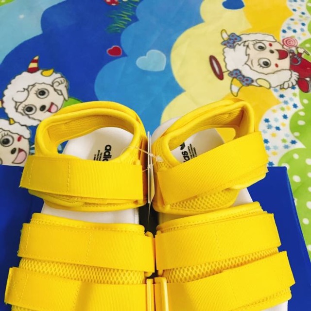 Giày adidas