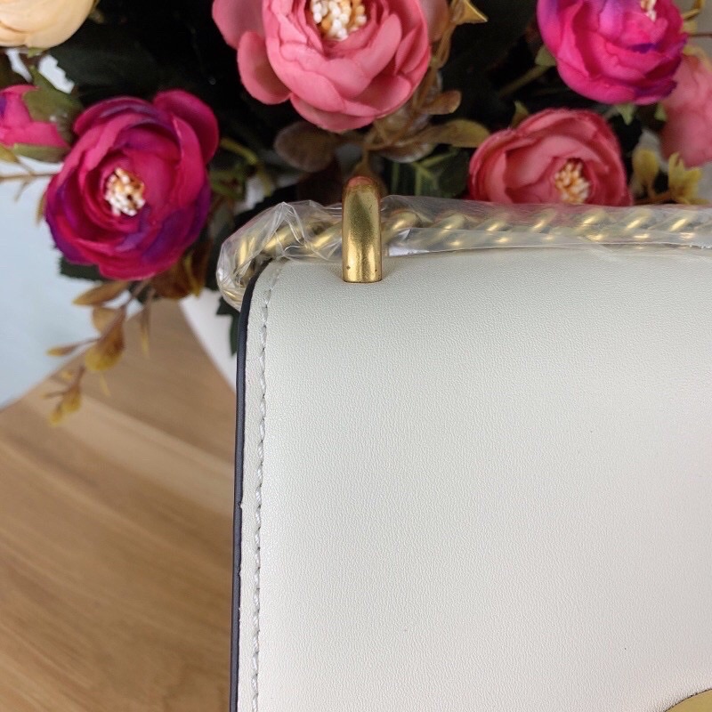 Túi xách Gucci màu trắng size 19cm