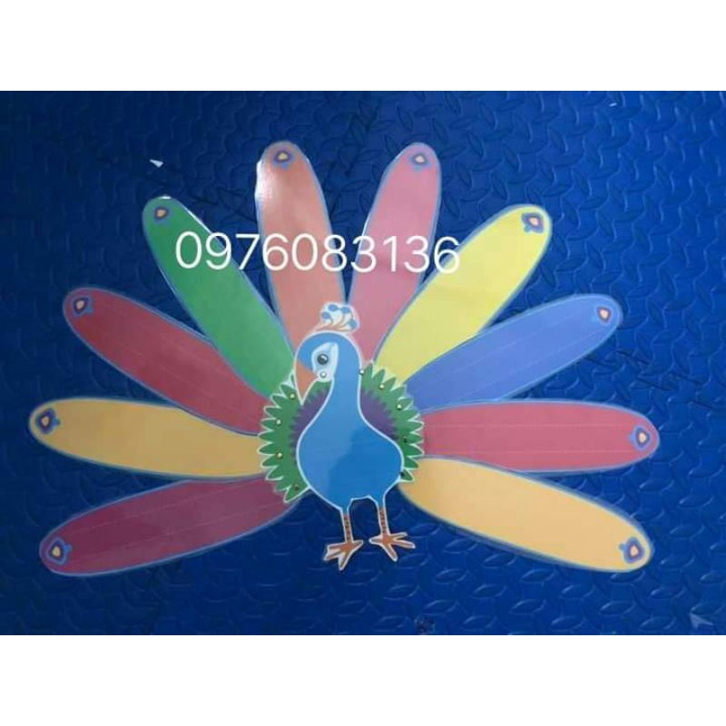 Con Công ép plastic, kích thước 70cm *70cm,sẵn nam châm dính bảng