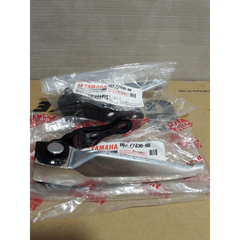 Gác chân sau bên trái NVX v1 Yamaha chính hẵng 100%