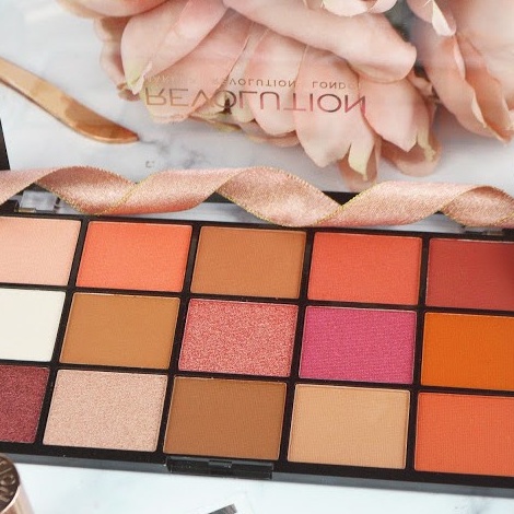 Bảng  Mắt  Revolution 15 ô ánh nhũ lung linh, hạt phấn cực mịn, dễ tán