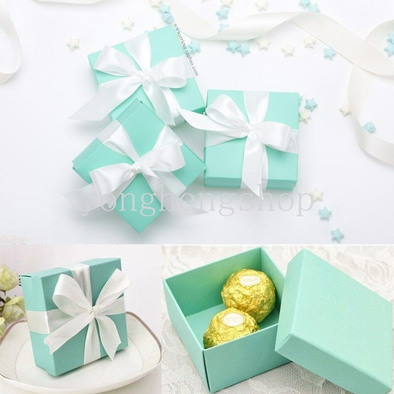 Hộp quà hình vuông màu xanh dương phối dây ruy băng phong cách Châu Âu