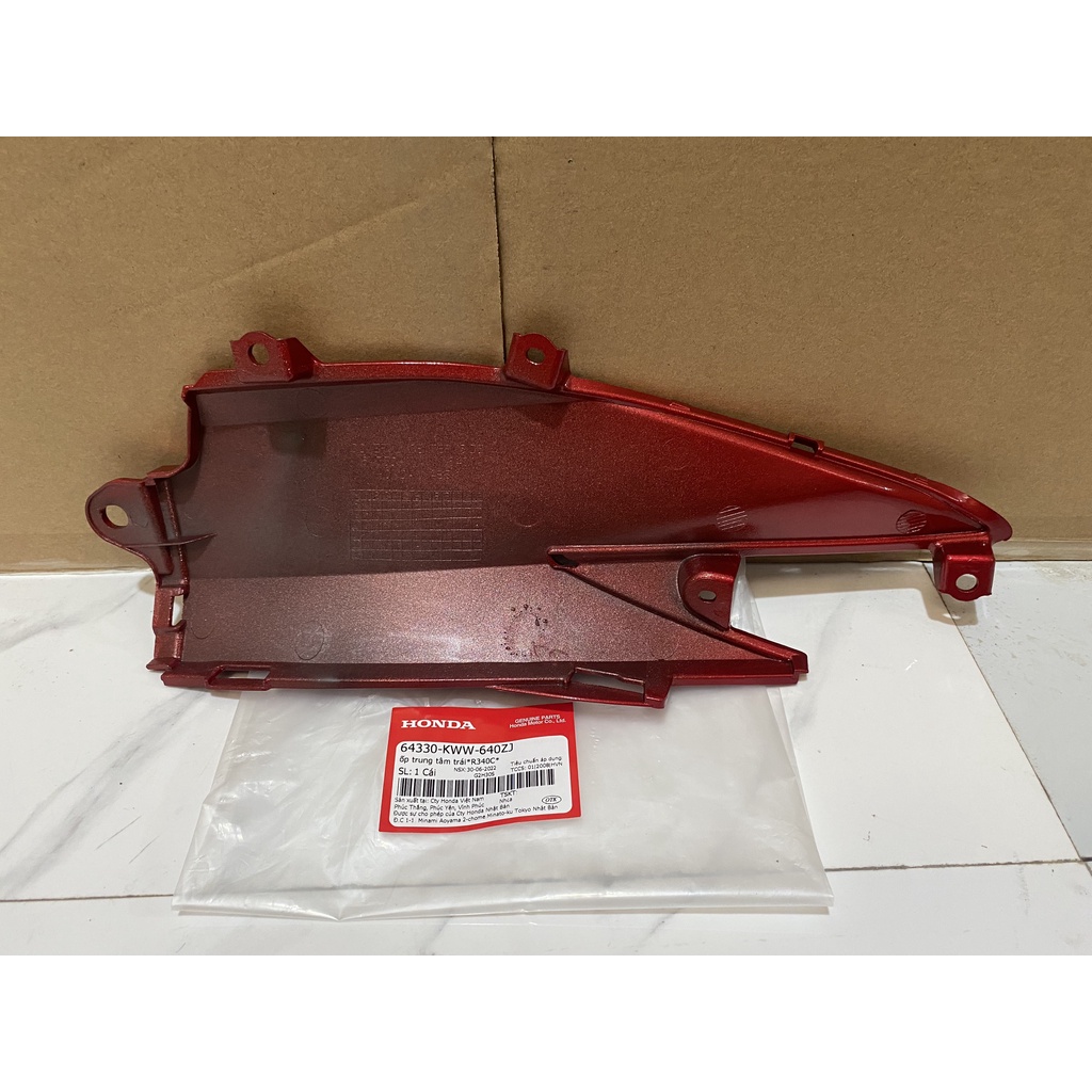 Ốp trung tâm bên trái HONDA WAVE S110 năm 2013 màu Đỏ. 64330KWW640ZJ