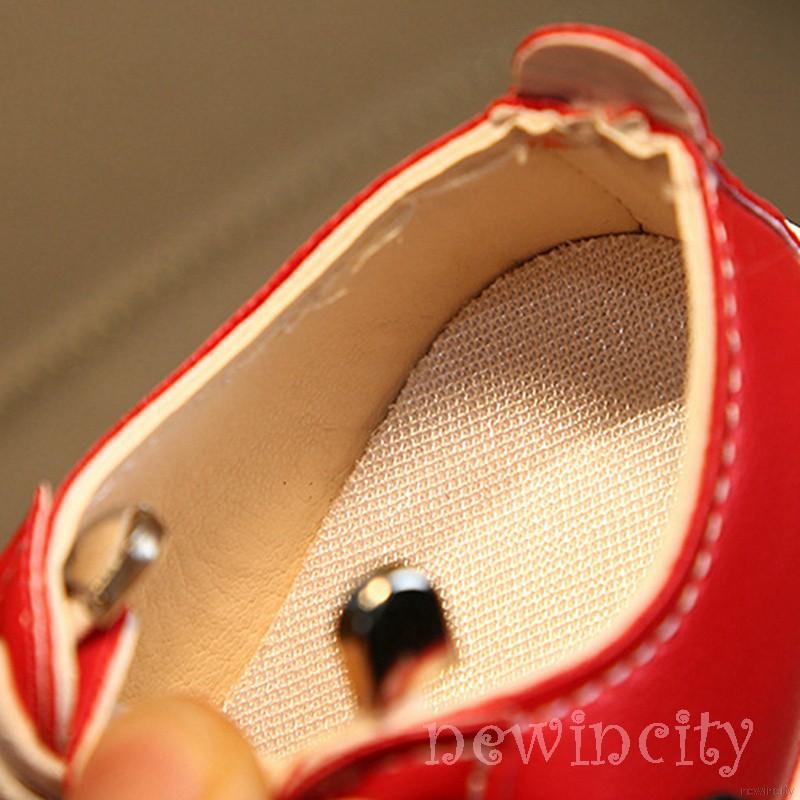 Đôi giày đế mềm chống trượt họa tiết dễ thương cho bé