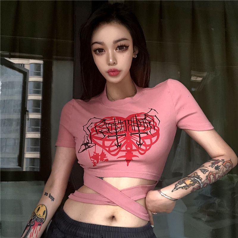 Áo kiểu in chữ graffiti dây chéo bó sát ngắn tay phong cách ins màu hồng sáng tạo cho nữ 7zfg