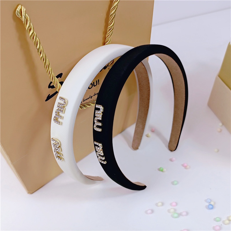 Cài tóc màu trắng đen cạnh viền mút MIUMIU Hàn Quốc