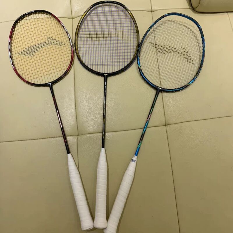 LOGO vợt cầu lông bằng nhựa tặng kèm bút sơn chuyên dụng.