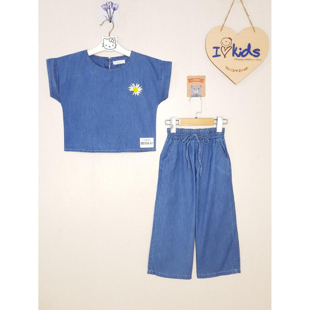 BB0548-A1 - Bộ bé gái jean dài thêu bông cúc ngực , màu xanh nhạt , size nhỡ 9t-14t