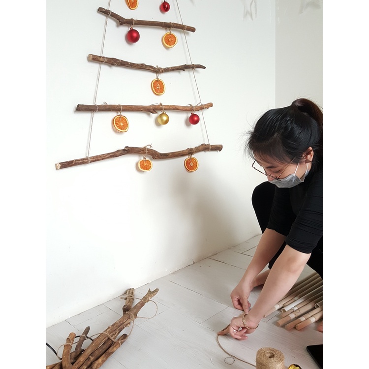 Cây thông treo tường đẹp tự làm bằng gỗ quế trang trí Giáng Sinh Noel Homestay quán Cafe