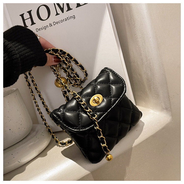 Túi Đeo Chéo Vai Dây Xích Hình Thoi Nhỏ Phong Cách Retro Thời Trang Chất Lượng Cao Mới Dễ Phối Đồ Dành Cho Bạn Nữ