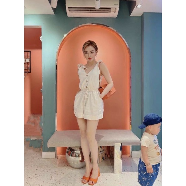 Jumpsuit ngắn 2 dây đính nút, bộ jum đồ bay vải đũi thắt eo - DTH