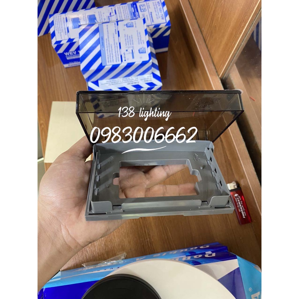 Mặt có nắp che mưa cho ổ cắm dùng ngoài trời hoặc chỗ ấm ướt có nước té vào model:WEG8981