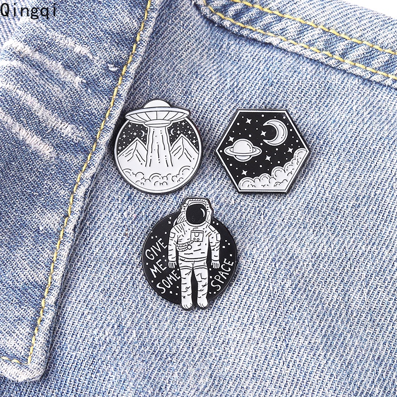 Ghim cài áo Miss Zoe màu trắng đen phong cách hoạt hình