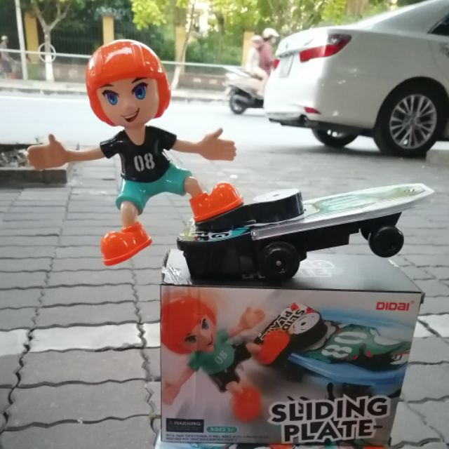Cậu bé trượt ván, có thể lướt ván đc nhiều tư thế. ván có thể ngả, lật rất đẹp mắt