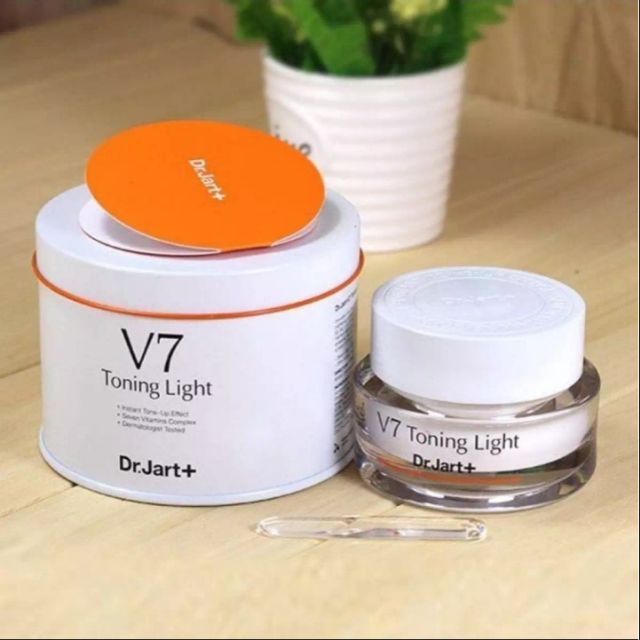 Kem dưỡng trắng da V7