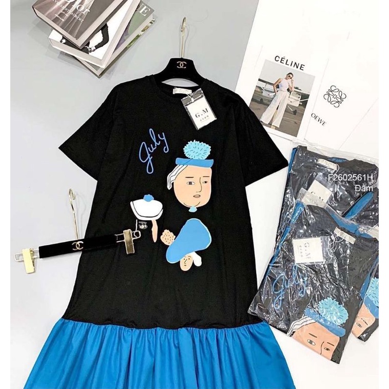 Đầm thun đen dáng suông cổ tròn phối đuôi cá xanh xếp ly ngực in hình tay ngắn 2602