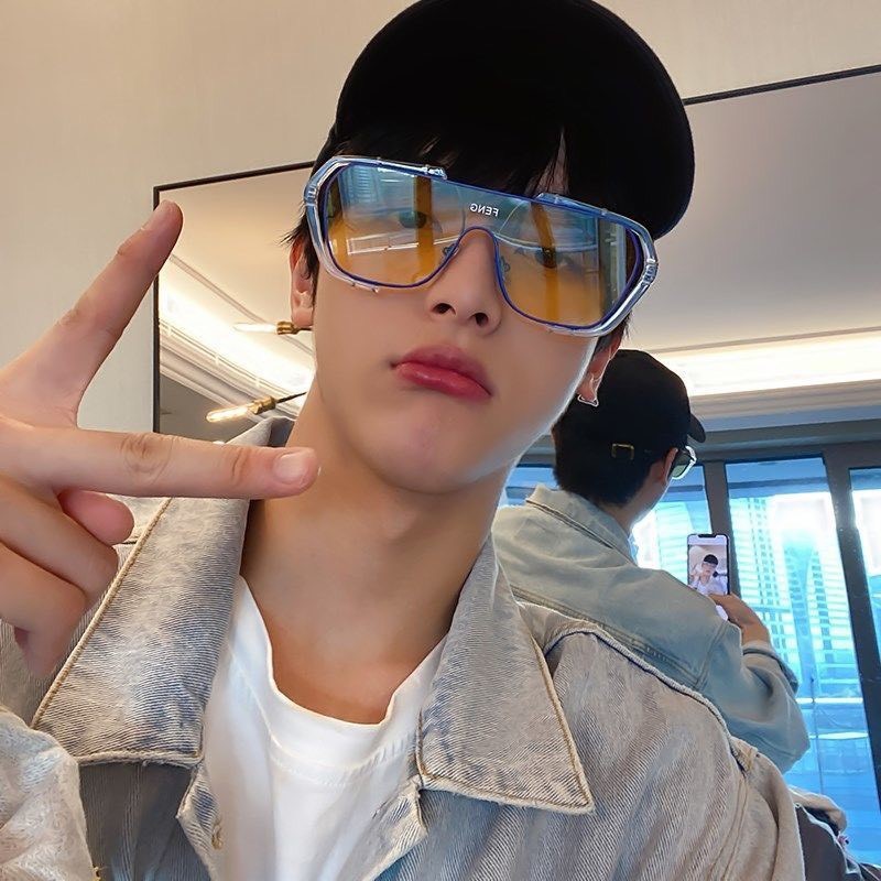 Kính mát thời trang LATIO Cao Cấp BST News 2023 với thiết kế màu sắc ấn tượng mang lại sự trẻ trung năng động - KM32