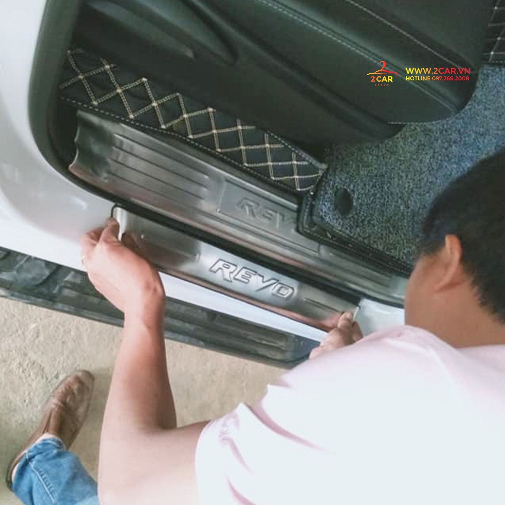Bộ Ốp Bậc Cửa, Nẹp Bước Chân Trong Ngoài Xe HILLUX REVO 2018-2019 , chất liệu Inox