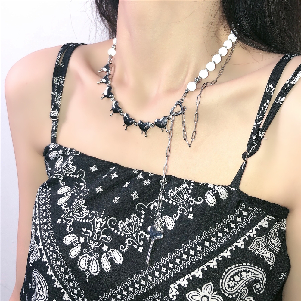 Vòng cổ xỏ hạt ngọc trai phản chiếu mặt dây hình trái tim thời trang