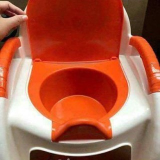 BÔ GHẾ VỆ SINH CHO BÉ