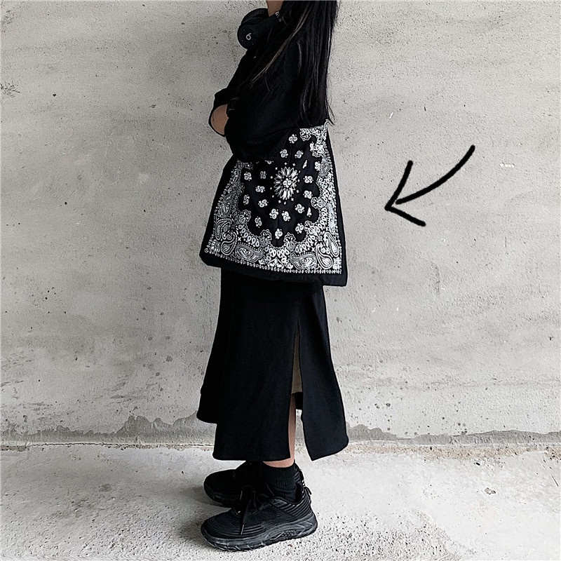 Túi đeo vai/ đeo chéo mẫu 19D041 chất liệu vải màu đen in hoa phong cách Hàn Quốc cho cặp đôi