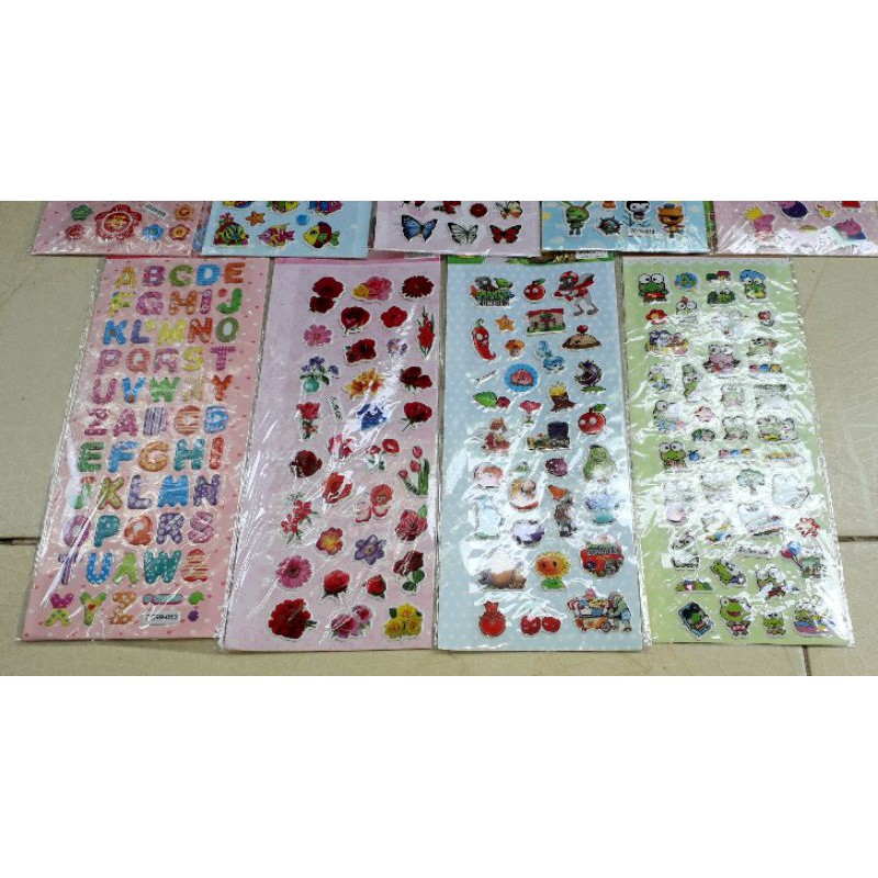 Một tờ hình dán nổi dài có nhiều mẫu khác nhau