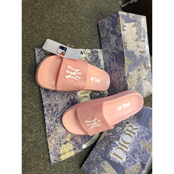 Dép NY hồng siêu xinh