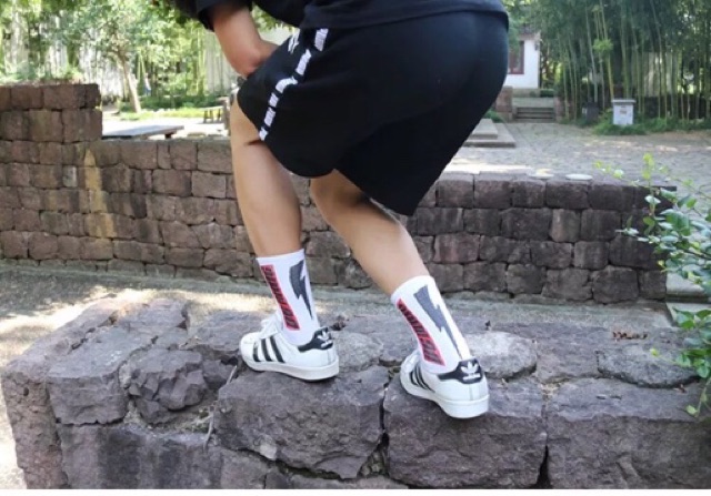 Vớ tất cao cổ Ulzzang phối chữ và hình tia chớp.