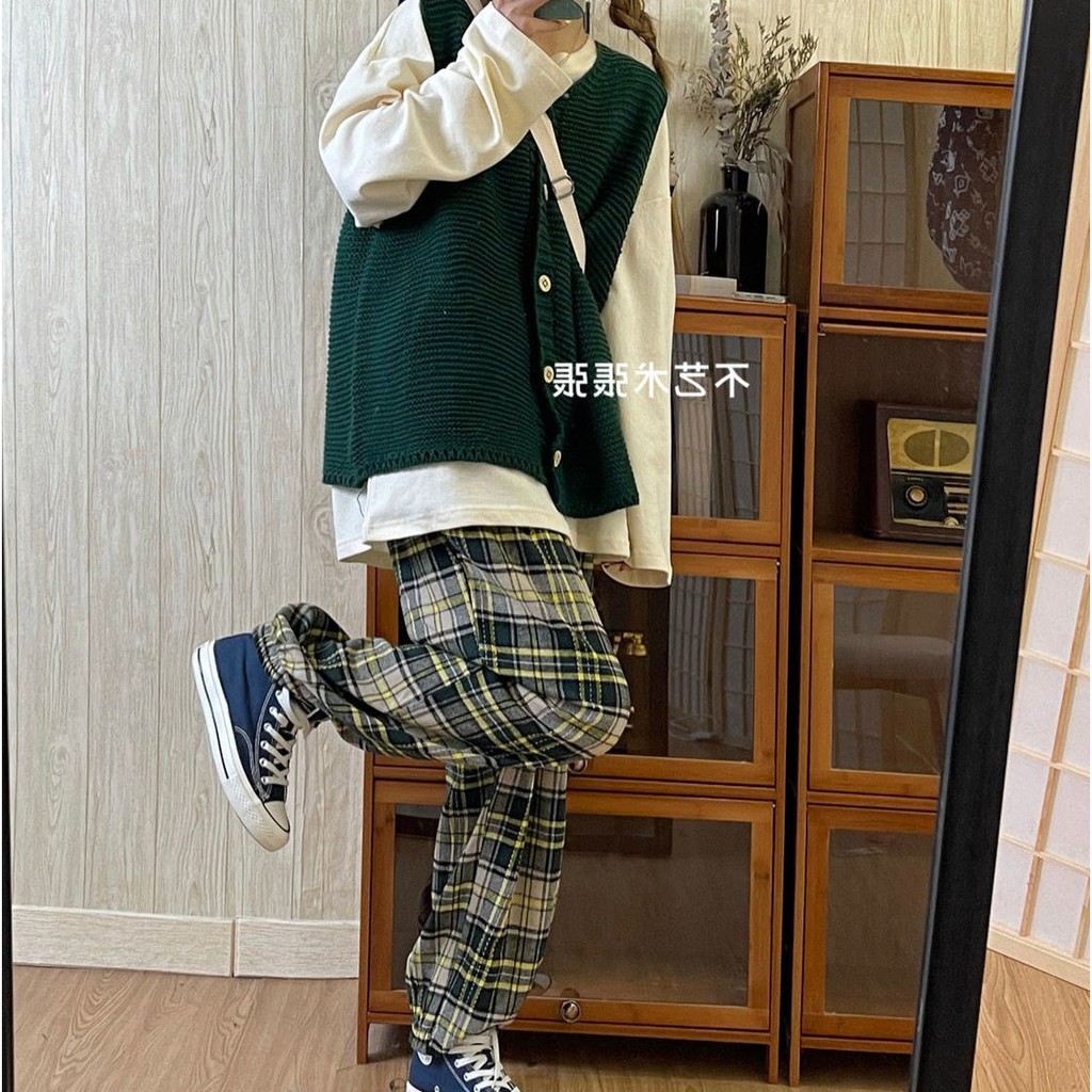 Áo gile len xanh rêu mix kèm phông trắng thời trang