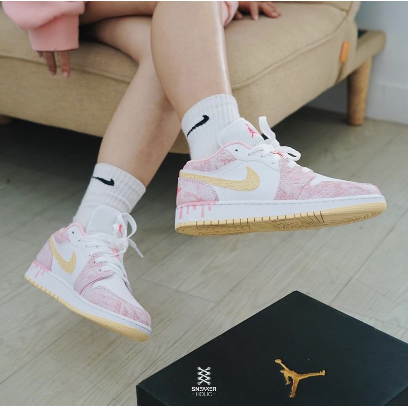 [Mã FAGREEN245 giảm 10% tối đa 30k đơn từ 99k] GIÀY THỂ THAO NỮ 1 LOW 'STRAWBERRY ICE CREAM | BigBuy360 - bigbuy360.vn