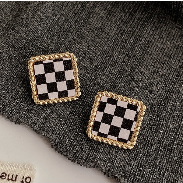 Đôi khuyên tai họa tiết kẻ sọc caro phong cách retro