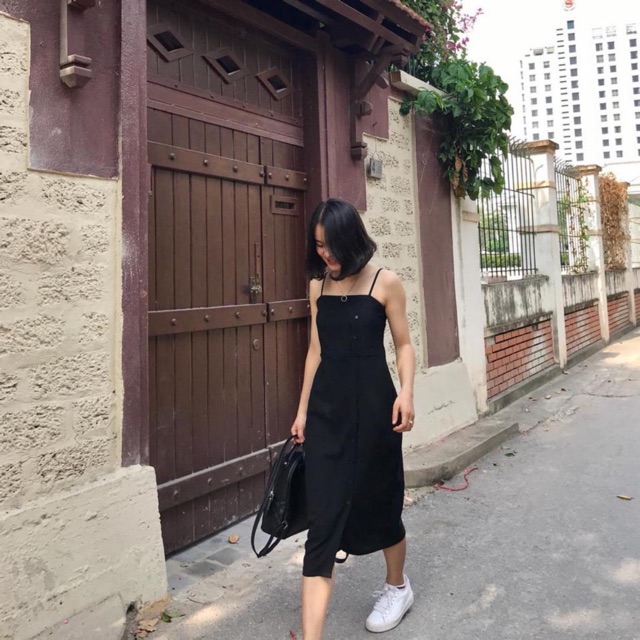 Đầm BamBi dress hai dây màu đen from suông basic vải lụa mịn điểm nhấn hàng nút có chun co giãn và váy có điều chỉnh | BigBuy360 - bigbuy360.vn