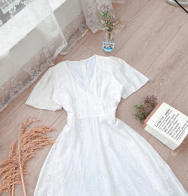 ĐẦM CÚC TRẮNG RÃ CÚP CỔ V