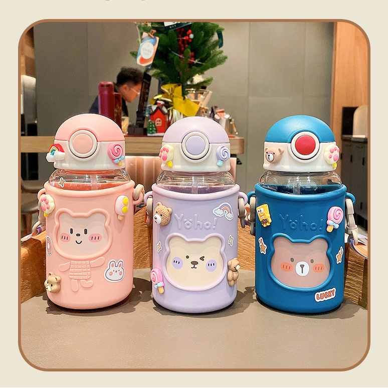 Bình nước đi học gấu cute 620ml tặng kèm sticker 3D và quai đeo - Daisydecor