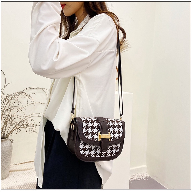 Túi đeo chéo vai IELGY sành điệu dễ phối đồ thời trang