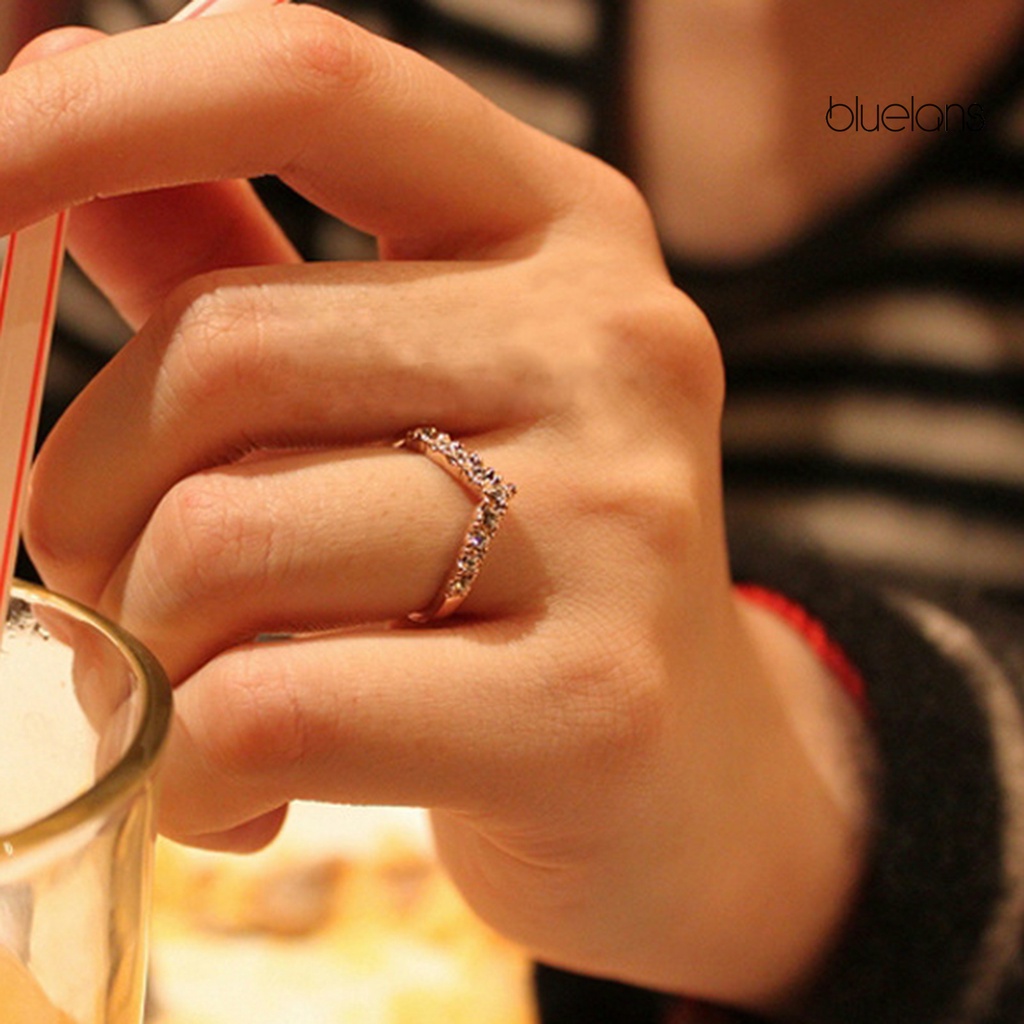 Nhẫn Cưới Đính Đá Xanh Hình Chữ V Thanh Lịch