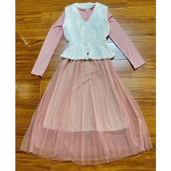 Set váy tay dài chân váy xếp ly kèm 1 gile len trắng bèo