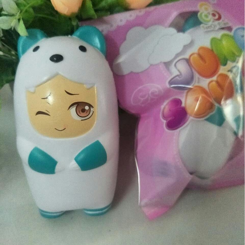 SQUISHY CẬU BÉ TRẮNG NHÁY MẮT ĐÁNG YÊU MẶC ÁO KHOÁC GẤU SIÊU DỄ THƯƠNG BÁN LỖ-SQUISHY GIÁ RẺ