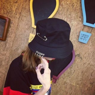 NÓN BUCKET PHỐI KHOEN VÀ GIM BĂNG