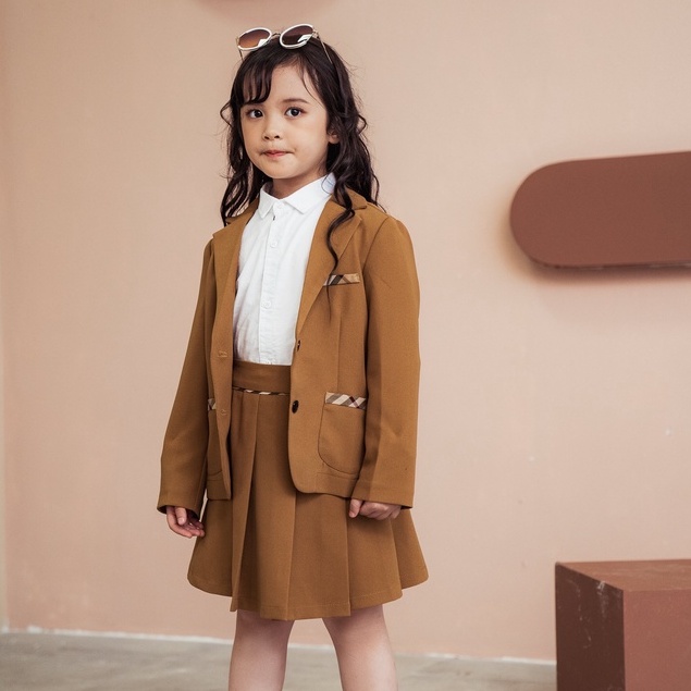 Set áo vest bé gái chân váy xếp ly dáng xòe màu nâu 137KIDS thiết kế 2 khuy dày dặn