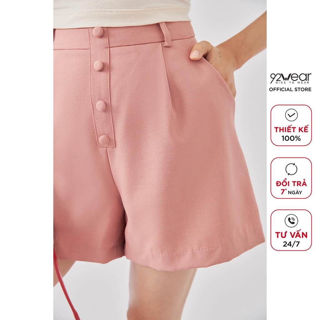 Quần short nữ phối cúc bọc 92WEAR, kiểu dáng trẻ trung, hiện đại, đủ size SBA1218