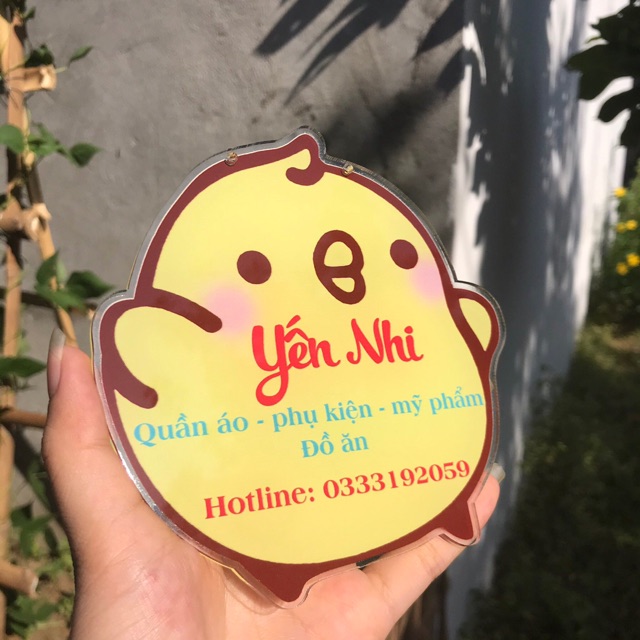 Bảng hiệu mika con gà vàng cute_ bảng treo shop