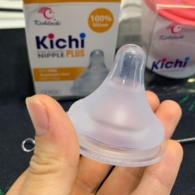 Set 2 núm ty bình bò sữa KICHILACHI 100% silicon siêu mềm mô phỏng đầu ty mẹ cho bé