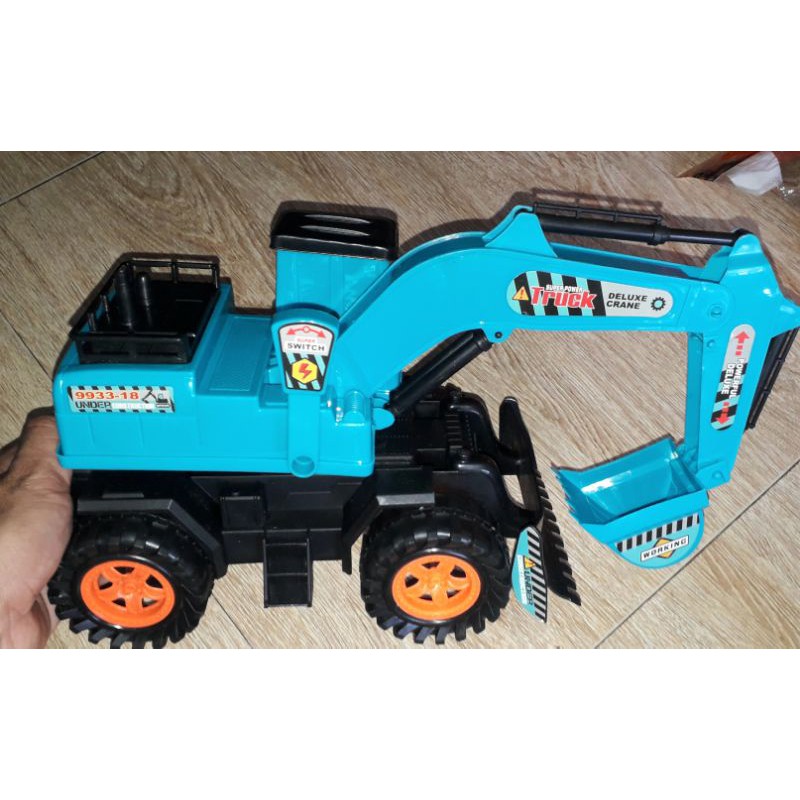 Một chiếc Xe cạp ủi bằng nhựa chạy chớn rất đẹp kích thước 45x35x20 cm bằng nhựa