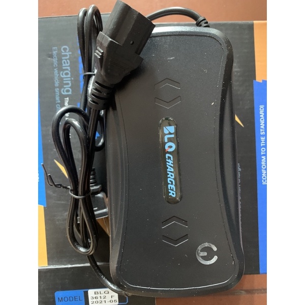 Sạc xe điện 36V giắc vuông