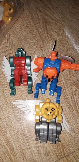 Một mô hình linh thú lắp ráp biến thành robot bằng nhựa