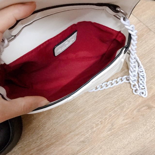 Túi mẫu xinh .dập.lót đỏ .dây đeo cùng màu túi