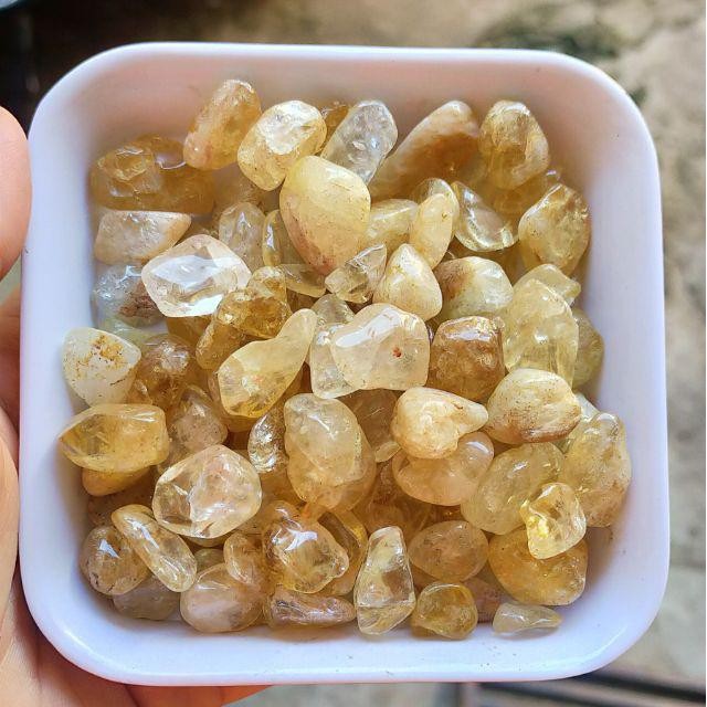 100G ĐÁ VỤN MÀU VÀNG PHONG THỦY  .