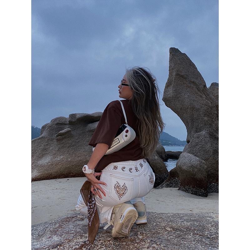 Quần kaki túi hộp ống suông màu trắng có hoạ tiết thêu túi sau phong cách cá tính độc đáo SẴN